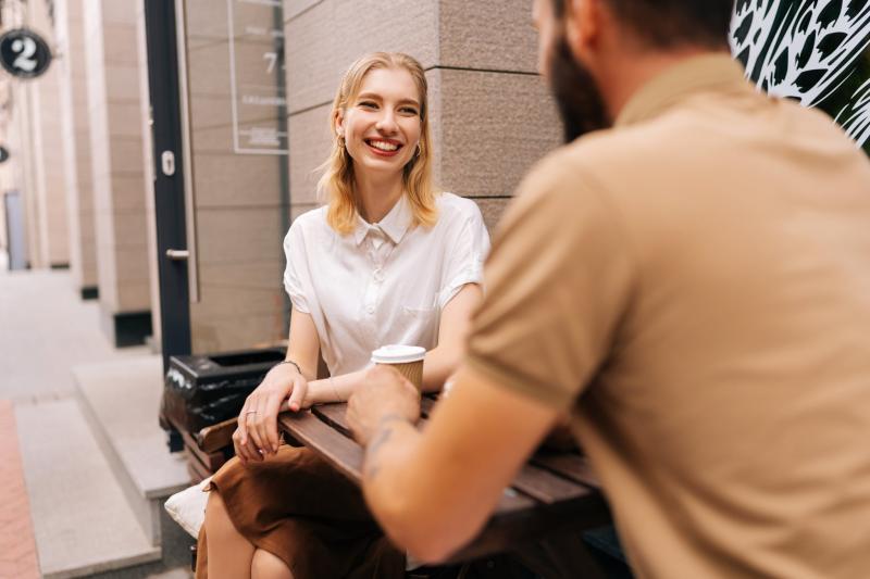 Íme 10 szó, amelyek alapvetően átalakíthatják a kapcsolatodat:

1. **Köszönöm** – Kifejezi a hálát és megbecsülést.
2. **Sajnálom** – A bocsánatkérés kulcsa a megbocsátás előtt.
3. **Segítek** – Támogatás és együttérzés kifejezése.
4. **Szeretlek** – Az é