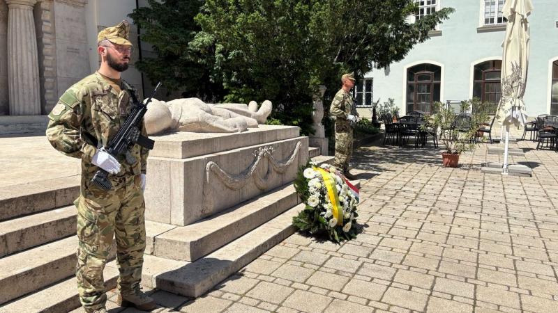 Székesfehérváron megemlékeztek a hősiességükről ismert elhunyt hősökről, akik életüket áldozták hazájukért. Az esemény keretében a város lakói tisztelegtek a bátorság előtt, amelyet ezek az emberek tanúsítottak, és megemlékeztek a tetteikről, amelyek örök