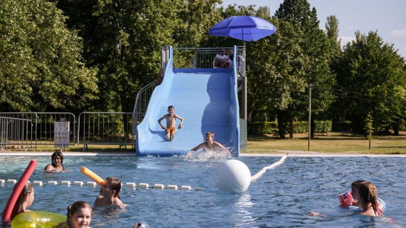 Fedezd fel újra a fürdőzés örömét Hatvanban! Friss élmények és csodás pillanatok várnak rád a város szívében. Ne hagyd ki a lehetőséget, hogy felfrissülj, pihenj és szórakozz a vízparton! Nézd meg a legújabb fotóinkat, és merülj el a varázslatos atmoszfér