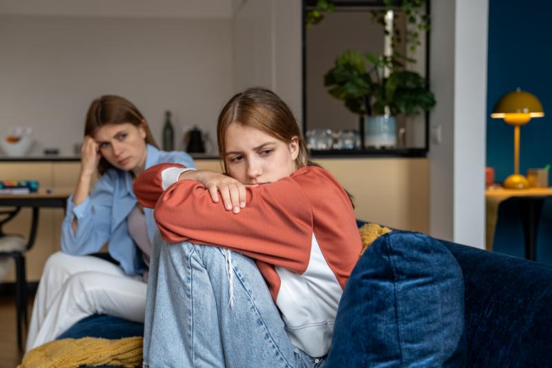 A tinédzserek és a szülők közötti kapcsolat gyakran bonyolult és kihívásokkal teli. Íme három fő tényező, ami miatt a fiatalok távolságot tartanak szüleiktől:

1. **Függetlenség keresése**: A kamaszkor természetes része a felnőtté válás folyamatának, amik