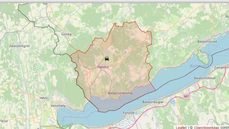 Egy érdekes baleset történt Tapolca és Zalahaláp között, ahol egy lakóautó ütközött egy személygépkocsival.