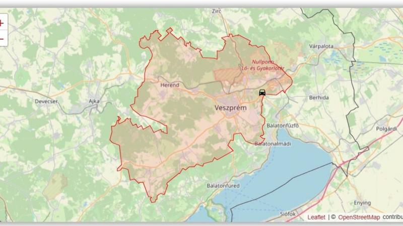 Veszprém közelében egy autó árokba borult.