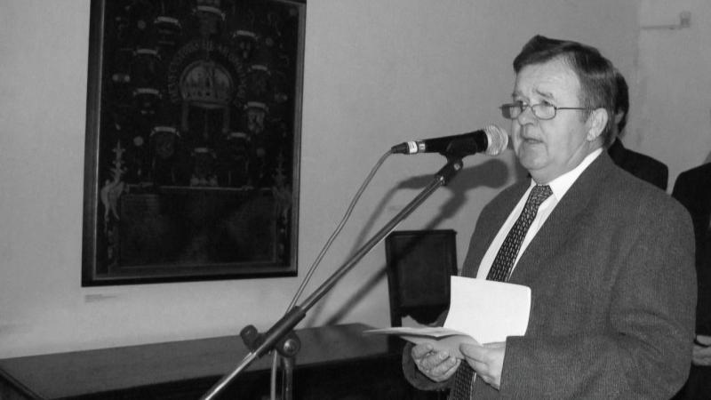 Megrendítő hír érkezett: elhunyt Dabóczi Dénes, a Nádasdy Ferenc Múzeum egykori igazgatóhelyettese. Dénes hosszú éveken át szolgálta a múzeumot, elkötelezetten dolgozott a helyi kultúra és történelem megőrzéséért, hozzájárulva ezzel a közösség gazdagításá