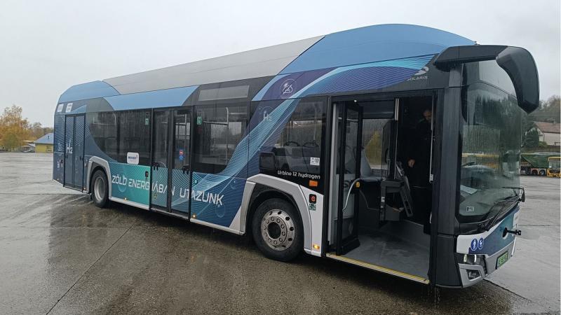 ZAOL - Hidrogénnel működő buszok tesztelése zajlik

A legújabb fejlesztések keretében hidrogén hajtású buszokat állítanak próbára, amelyek környezetbarát alternatívát kínálnak a hagyományos közlekedési eszközökhöz képest. A projekt célja, hogy felmérje ez