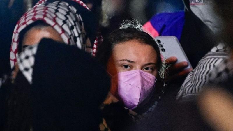 Greta Thunberg a palesztinbarát demonstrációk élére állt, ami újabb vitákat generál Izrael politikájával kapcsolatban. A fiatal aktivista hangja a globális figyelem középpontjába került, miközben a közel-keleti konfliktusok és a környezeti igazságosság ös