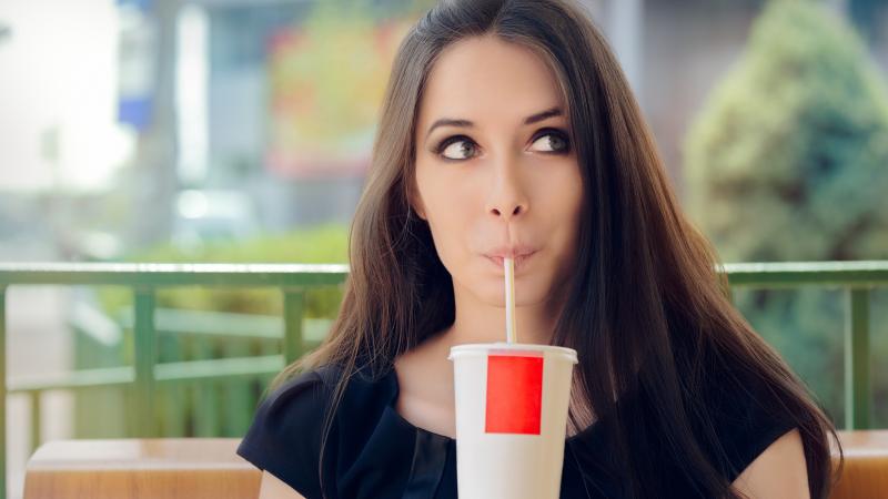 Egy nemrégiben készült kutatás szerint a cukros üdítők kockázatosabbak lehetnek az egészségünkre nézve, mint a cukros sütemények.