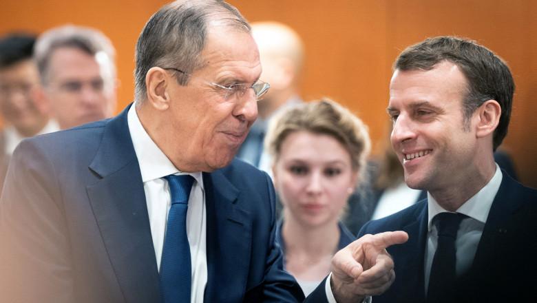 Lavrov kijelentette, hogy a franciák többször is próbáltak egyeztetni az orosz féllel az ukrajnai helyzetről, amit kétszínűségként értékelt. Az orosz külügyminiszter hangsúlyozta, hogy ezek az egyeztetések nem mindig tükrözték a francia politika valódi sz