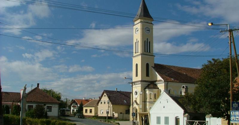 Egy férfi egy furcsa, bombának tűnő szerkezetet hozott a hegykői katolikus templomhoz.