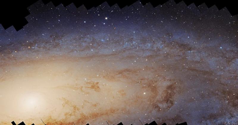 Hubble: Az Androméda-galaxis lenyűgöző képe, amely 200 millió csillag ragyogását örökíti meg.