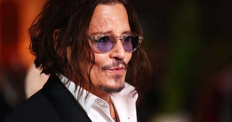 Johnny Depp a forgatáson különleges módon viselkedett a magyar színésznővel, akivel együtt dolgozott: nyíltan megosztotta vele gondolatait és tapasztalatait, nem rejtett el semmit. A beszélgetések során szívélyes és közvetlen volt, ami hozzájárult a jó ha