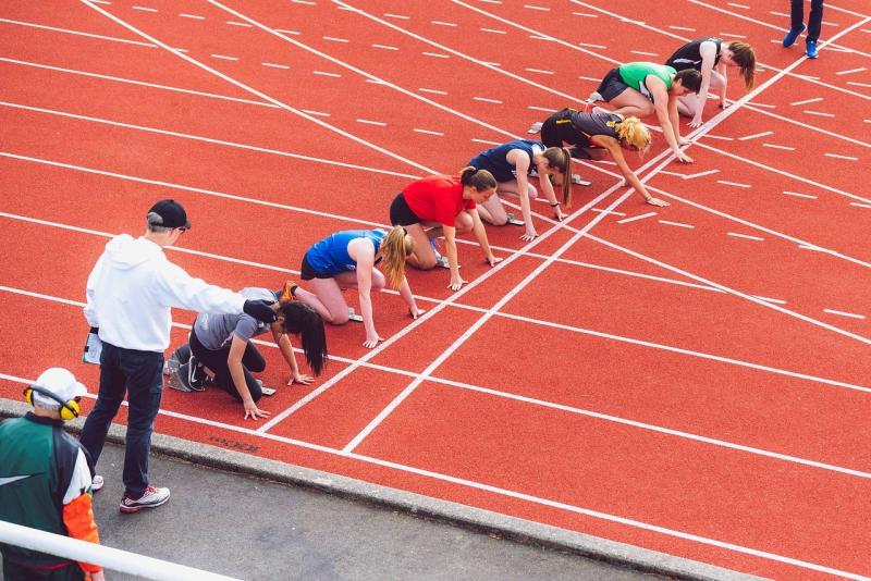 A nap fénypontja: egy háromszoros olimpiai bajnok sportoló izgalmas sprintversenyt rendezett, ahol 8 éves fia iskolai osztálytársai mérettették meg magukat. Az anyukák számára szervezett esemény tele volt szórakozással és versenyszellemmel!