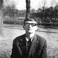 Persze, íme egy egyedi változat:

**Punk és diszkó: A 80-as évek ifjúságának identitáskeresése**

A punk kultúra és a diszkó világának határvonalán egy érdekes kérdés merül fel: vajon léphet-e be egy punk a diszkó világába? Ez a dilemma a 80-as évek fiata