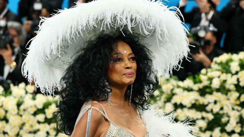 Diana Ross, a zene ikonjának megjelenése lenyűgöző, hiszen 81 éves korában is fiatalos energiát sugároz. A legendás énekesnő 2003 óta először lépett a Met-gála vörös szőnyegére, és ez az esemény igazi ünneppé vált. Számos rajongó és művész csodálta meg, a