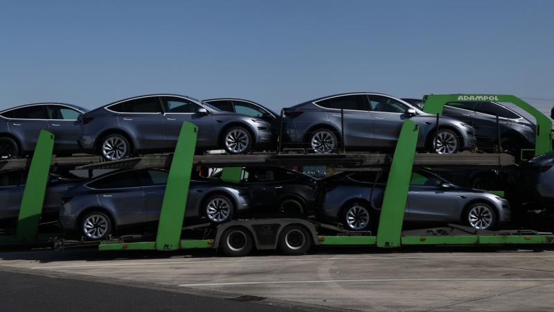A magyar adórendszer számos intézkedéssel segíti elő a villanyautókra való átállást, ezzel ösztönözve a fenntartható közlekedést. Az elektromos járművek vásárlásához kapcsolódó kedvezmények és adókedvezmények mellett a rendszer lehetőséget biztosít az ala