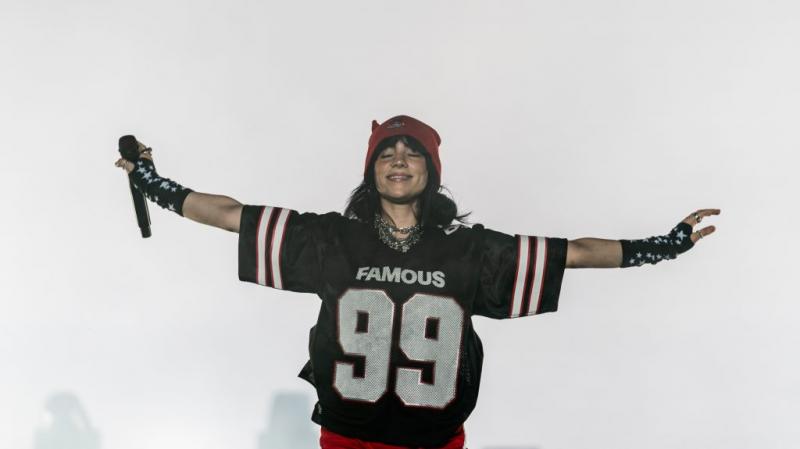 Billie Eilish-t alaposan megvitatták a Met-gálán viselt ruhája kapcsán, pedig a rendezvény nem csupán a divatról szól. A szokatlan és merész választása sokak figyelmét felkeltette, de a kritika mellett érdemes lenne az üzenetre is fókuszálni, amelyet a mű