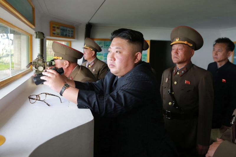 Észak-Koreában, a vízre bocsátás pillanatában egy 5000 tonnás hadihajó súlyosan megsérült.
