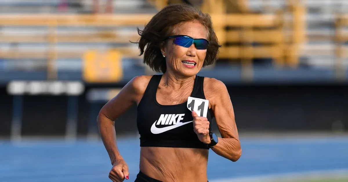 A 77 éves maratonista fittségi állapota egy 25 éves sportoló szintjével vetekszik, ami fontos üzenetet hordoz számunkra az öregedés folyamatáról. Az ő példája arra figyelmeztet, hogy az aktív életmód és a kitartás kulcsszerepet játszanak abban, hogyan élj