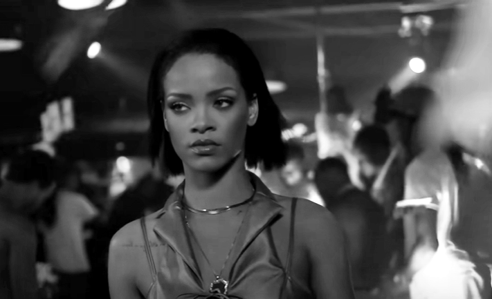 Tragikus fordulat a boldogság után: Rihanna, aki várandós, most a gyász fájdalmával küzd, hiszen elvesztette édesapját.