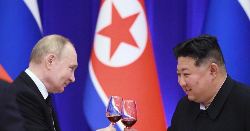 Gyanús fejlemények: A feldőlt észak-koreai hadihajót Oroszország közelébe vontatták.