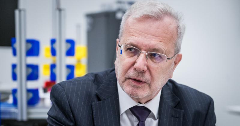 Összegyűlt az Irányító Testület, hogy megvitatják a bérek ügyét és fontos döntéseket hozzanak.