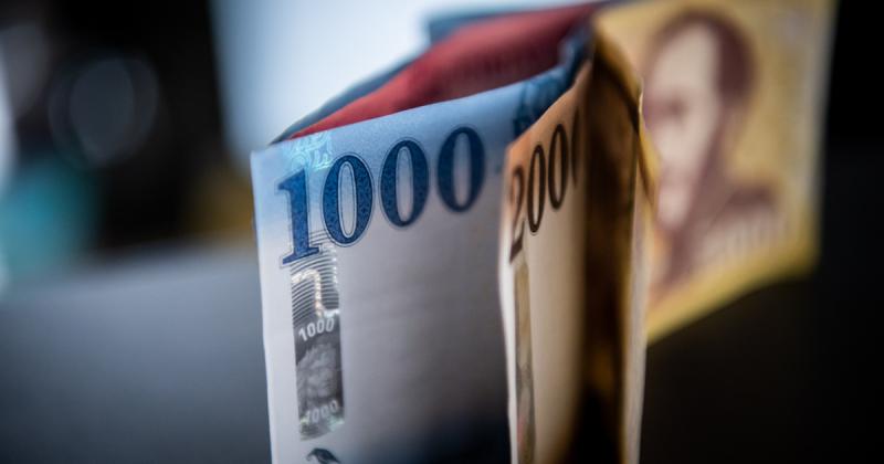 A forint gyengülése és az üzemanyagárak folyamatos növekedése egyre inkább megterheli a pénztárcánkat – a háború következményei érződnek a mindennapi életünkben.