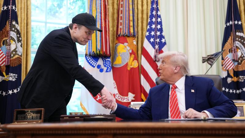 Itt van a legújabb fejezet Donald Trump és Elon Musk párbajában: a levegőben csak úgy terjengenek a komoly kihívások és fenyegetések.