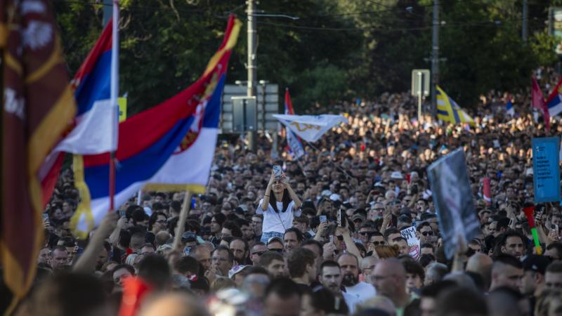 Hónapok óta feszül a helyzet Magyarország szomszédságában, és most a helyi hatóságok olyan drámai intézkedésekre készülnek, amelyek eddig példa nélküli intenzitással hatnak.