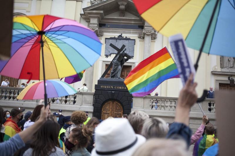Cím: Laborczi Dóra: A bizalom nyelvének megteremtése a félelem helyett

Az életünk során számos kihívással találkozunk, és sok esetben a félelem próbálja átvenni az irányítást. Laborczi Dóra írása arra ösztönöz, hogy a félelmet ne engedjük dominálni, hane