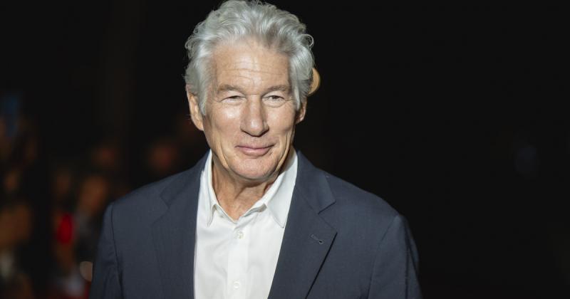Richard Gere lebukott: szégyenletes módon átverte a fiatalabb énekesnőt.