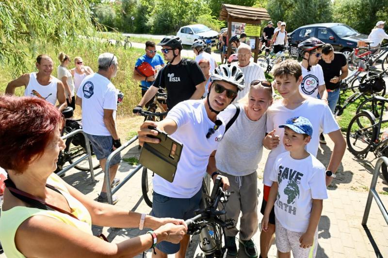 Forradalmi szellem biciklisnadrágban - a Süddeutsche riportja Magyar Péter kalandos országjárásáról.