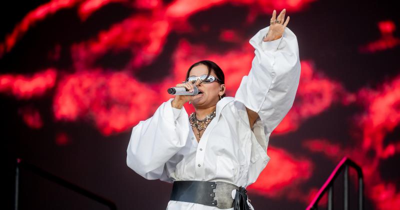 Felhúzta combközépig érő csizmáját, és igazi dívaként ragyogott a színpadon Nelly Furtado a Sziget fesztiválon. A tömeg izgatottan várta, hogy a művésznő varázslatos előadásával elbűvölje őket, miközben a fények és a zene egyesültek, hogy felejthetetlen é