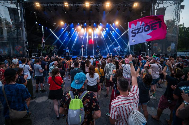 A TikTok világában felrobbant a hír: botrányos események zajlanak a Sziget Fesztivál körül, és a szervezők állítólag hazugságon buktak le! Mi történt pontosan, és hogyan reagáltak a rajongók? A közösségi média lázban ég, és mindenki erről beszél!