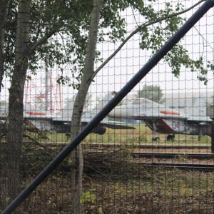 A kecskeméti katonai repülőtér kerítése megsérült a MiG-29-esek közelségében.