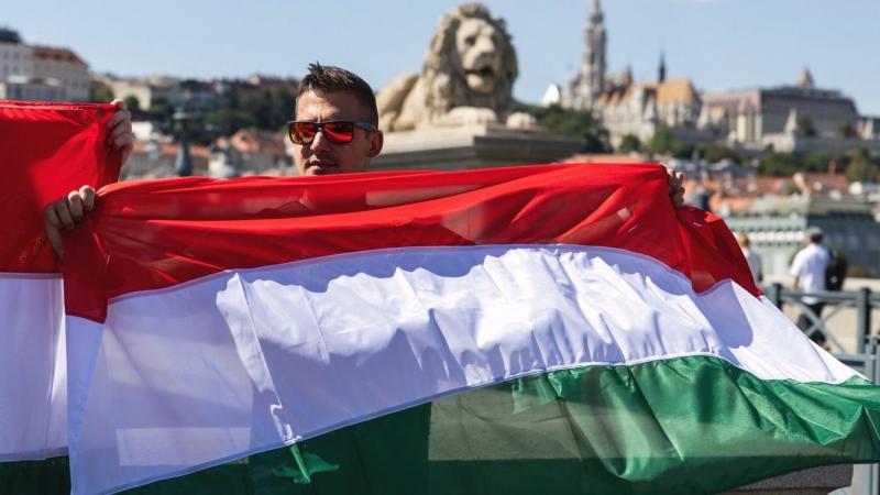 A fővárosi Fidesz ügyelt arra, hogy a Lánchíd ismét különleges fényben tündököljön, és egy kis időre visszanyerje régi, impozáns szépségét.