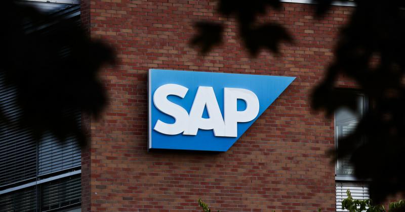 A magyarországi multinacionális cég vezetői körében váratlan esemény történt: a teljes vezetőség távozására kényszerült, ami mögött valószínűleg örömlányokkal kapcsolatos botrány áll.