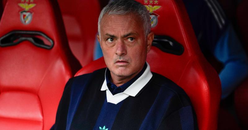 José Mourinho pozícióját megkérdőjelezte a Bajnokok Ligájában elszenvedett csalódást keltő teljesítmény, ami végül az edzői szerepkörének végét jelentette.