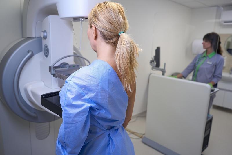 Megdöbbentő statisztikát tettek közzé: Magyarországon a 40 év alatti mellrákos nők aránya egyharmaddal emelkedett.