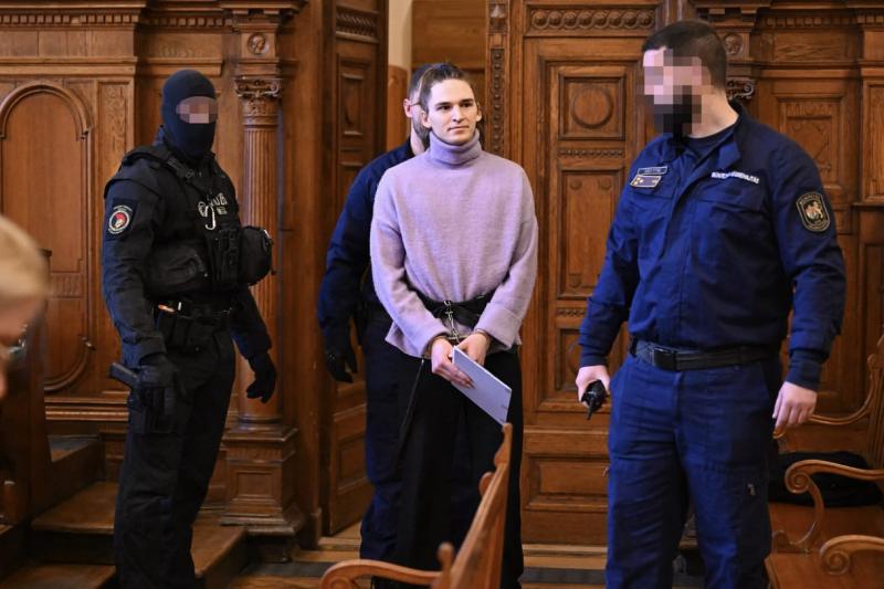 Maja T. azt állítja, hogy a börtönben az őrök erőszakkal távolították el róla a ruháit.