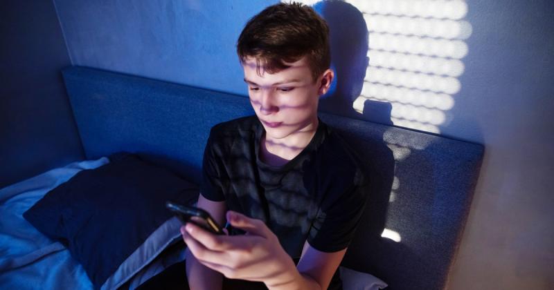 Görögország döntése értelmében a 16 év alatti fiatalok számára tiltanák a közösségi média használatát, ezzel is védve őket a digitális világ kockázataitól.