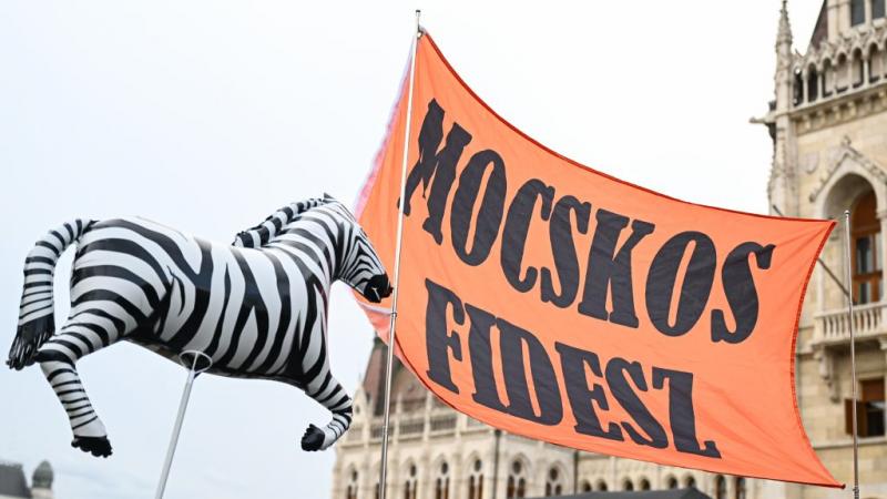 Kossuth téren demonstrálnak Juhász Péter mellett | 24.hu