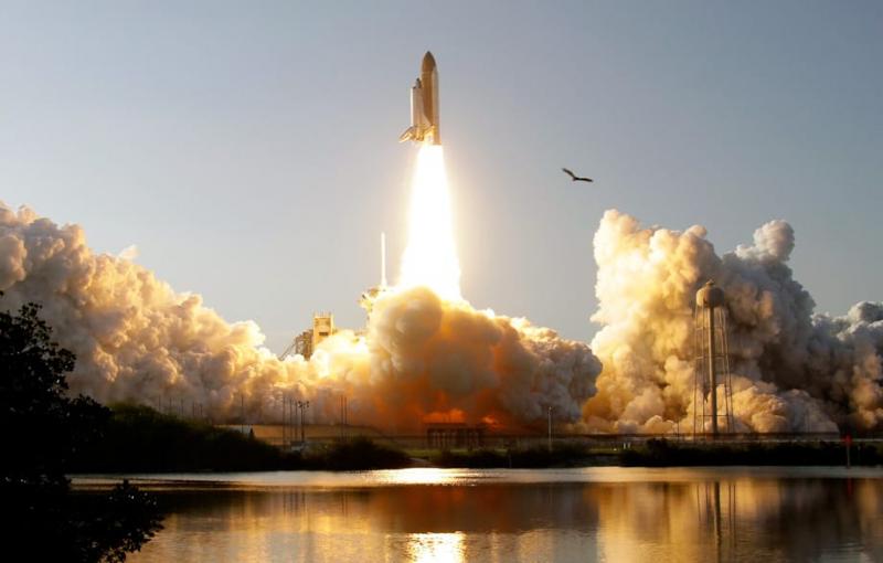 A NASA ikonikus űrsiklójának darabjaira szedése komoly következményekkel járhat, és a Discovery súlyos sérüléseket szenvedhet el.