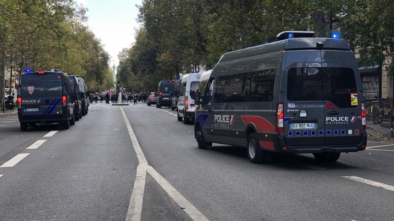 Párizs utcáit megrázó robbanás riasztotta fel a város lakóit: egy rejtélyes esemény körvonalazódik, amely mögött a francia elit lehet a lehetséges célpont.