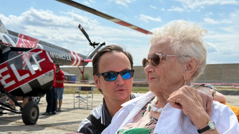 Anna néni, aki már 88 éve gyűjti a szép emlékeket, most egy különleges vágyat dédelget: szeretne szánkózni. Tél van, a hó vastagon borítja a tájat, és a fiatalos szellemét megidézve, egy nosztalgikus kalandra készül.