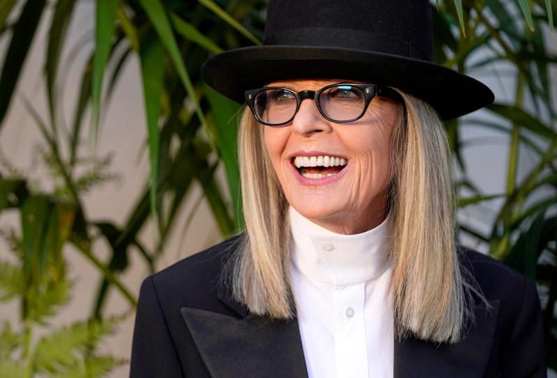 Sajnos értesülnünk kellett arról, hogy Diane Keaton eltávozott az élők sorából. Az Oscar-díjas színésznő, aki generációk kedvence volt, maradandó nyomot hagyott a filmművészet világában. Életműve számos emlékezetes szereppel és felejthetetlen pillanattal 