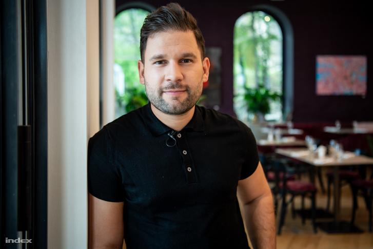 Rácz Jenő, a fiatal lakberendező, új kihívás elé nézve döntött úgy, hogy saját stílusával és kreativitásával egy igazán különleges, kiadásra szánt luxuslakást tervez. Az általa megálmodott tér nem csupán lakóhely, hanem egy életstílus megtestesülése, ahol