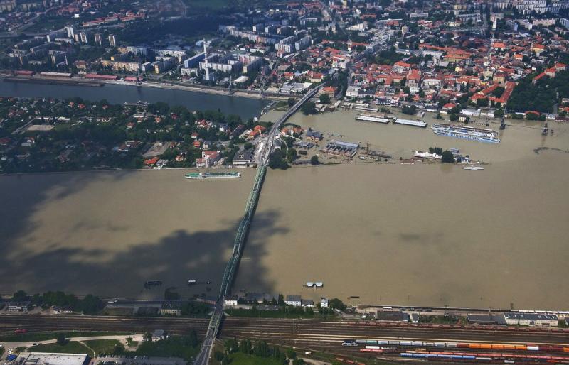 A kérdés, hogy Komárom Magyarországon vagy Szlovákiában található, sokak számára zavaró lehet. A város valójában mindkét országban jelen van: a magyar oldalon Komárom, a szlovák oldalon pedig Komárno néven ismert. Ez a különleges helyzet sok érdekességet 