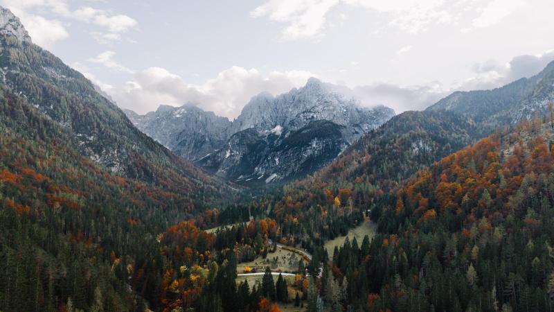 Szlovénia: A Balkán kicsi, de varázslatos Svédországa

Szlovénia, ez a festői kis ország a Balkán szívében, igazi gyöngyszem, amely a természet szépségeivel és gazdag kultúrájával hódít. A zöld dombok, a kristálytiszta tavak és a lenyűgöző barlangrendszer